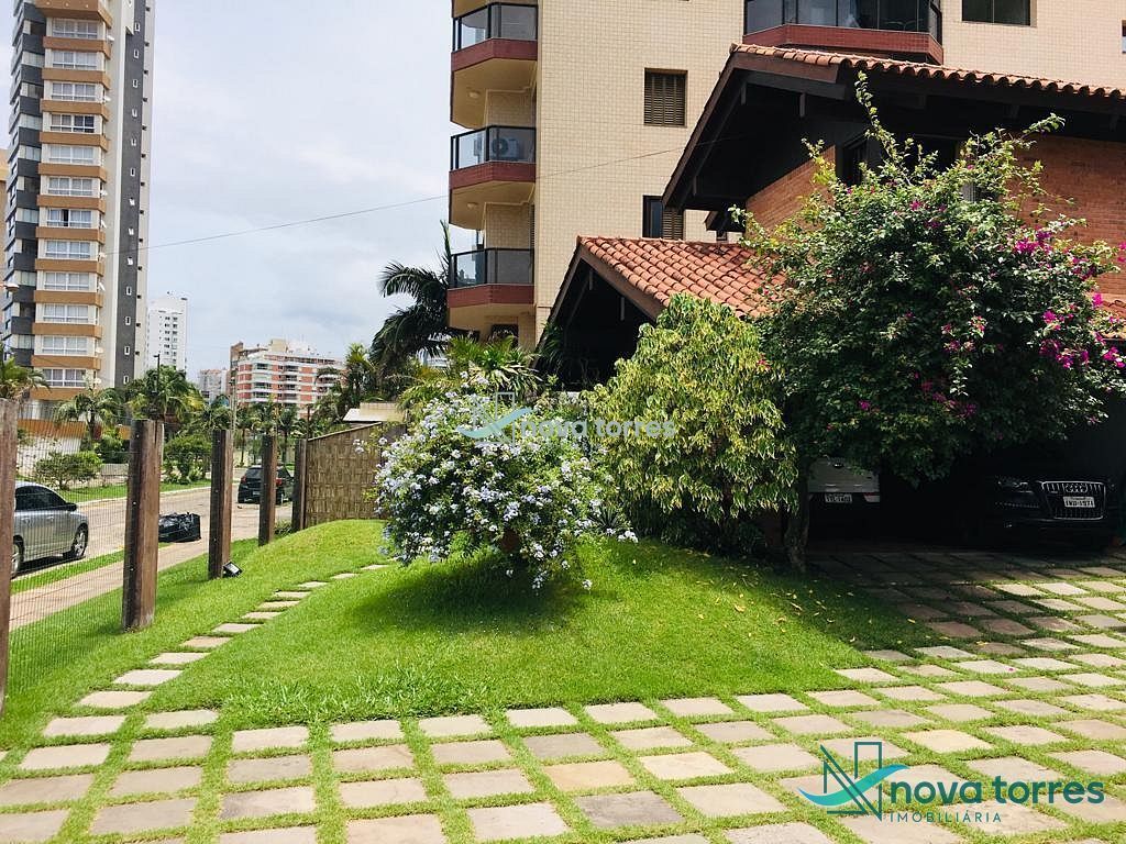 Casa com 6 dormitórios próxima às Quatro Praças, em Torres-RS