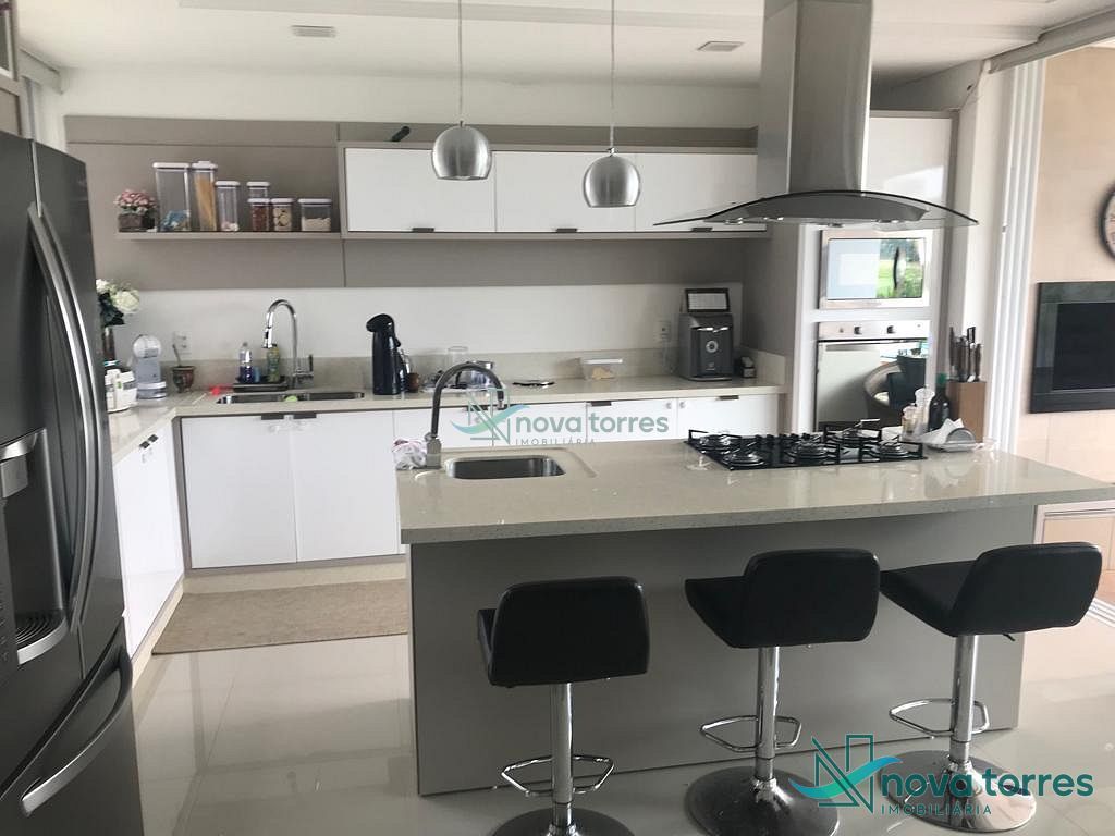 Casa com 4 dormitórios, todos suítes