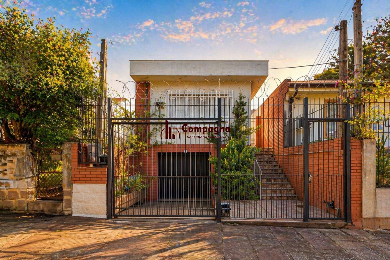 Casa Comercial/Residencial no Petrópolis com Pátio e 2 Vagas