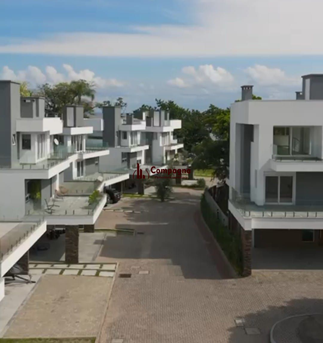 Casa em Condomínio no Bairro Pedra Redonda.