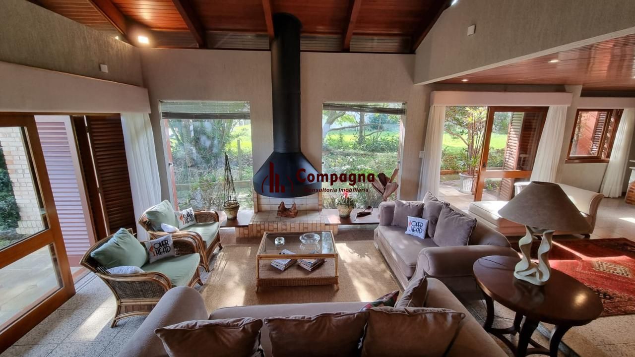 Casa em XANGRI-LÁ com 5 dorm. 3 suítes, piscina aquecida e 471 m², 400 m. mar.