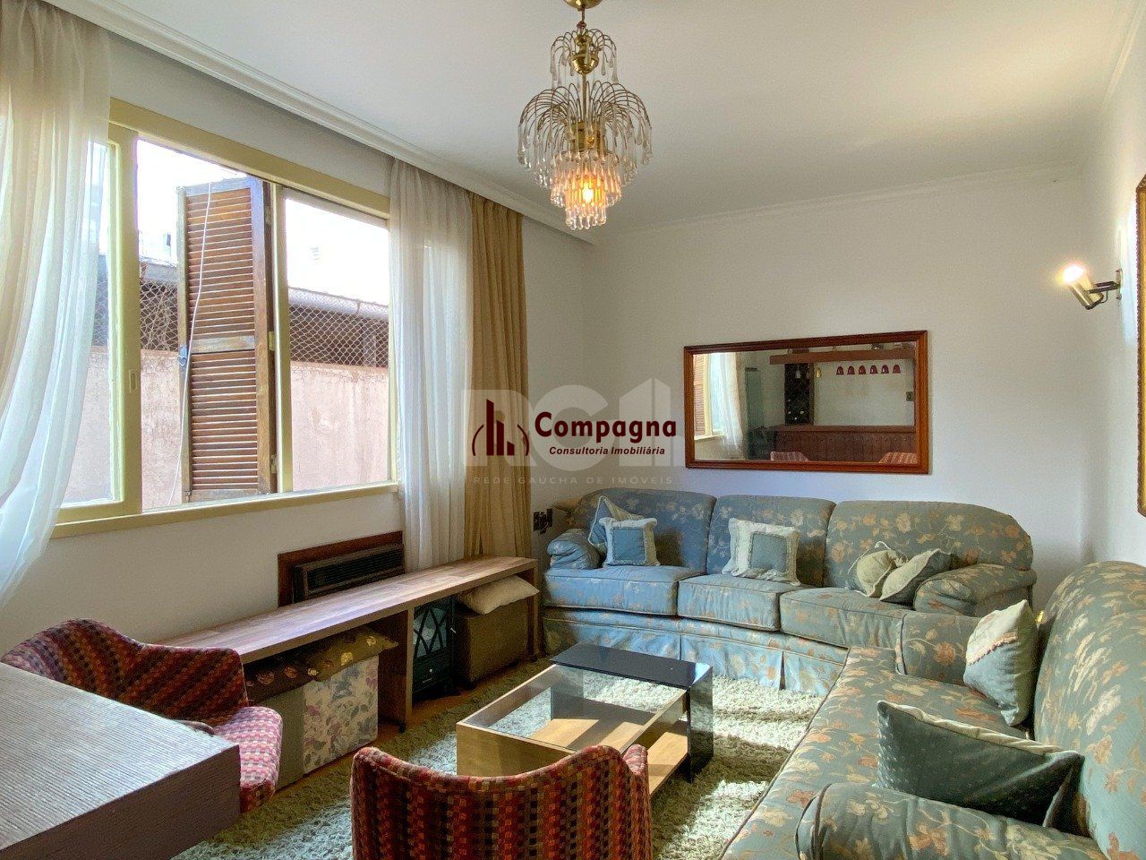 Apartamento 3 dormitórios, sendo 1 suíte, com 2 salas de estar, junto à Praça da Matriz