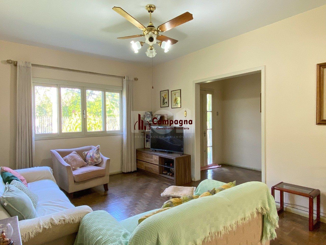 Casa com 4 dormitórios, no bairro Nossa Senhora das Graças em Canoas/RS
