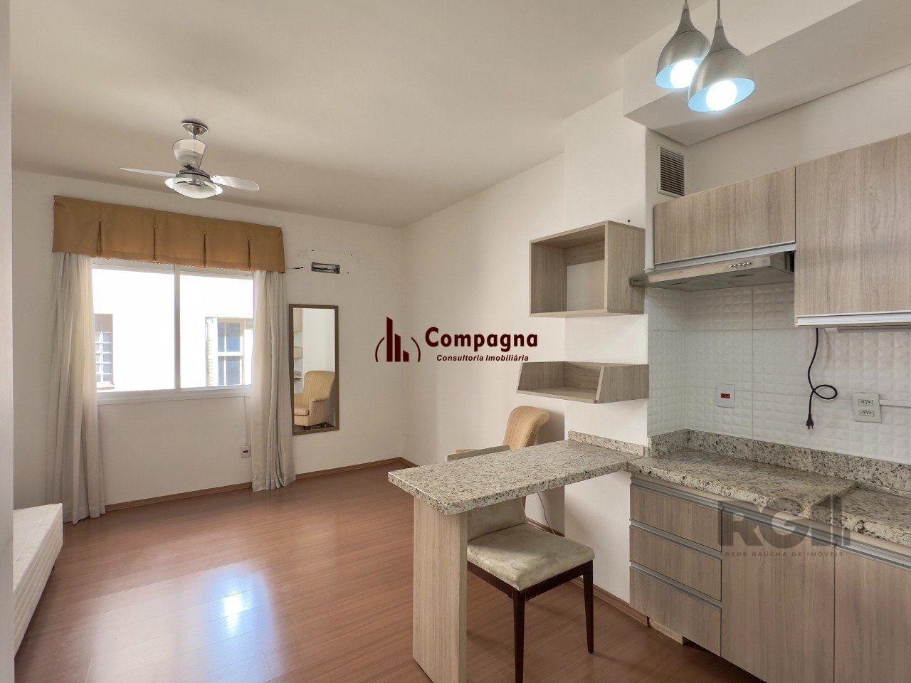 STUDIO SEMIMOBILIADO COM VAGA DE GARAGEM NO CENTRO HISTÓRICO