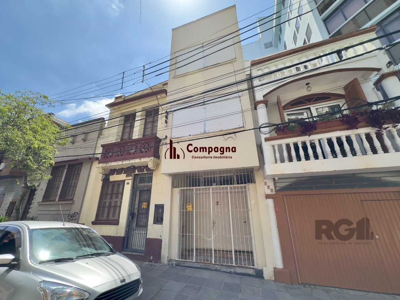 CASA COM 4 DORMITÓRIOS E PÁTIO COM CHURRASQUEIRA NO CENTRO HISTÓRICO