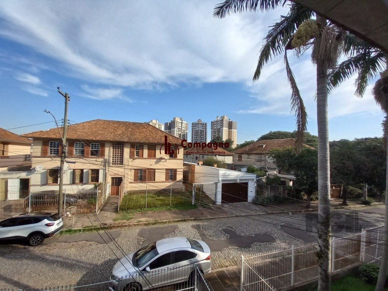 Apartamento 3 dormitórios com casa nos fundos — foto 2