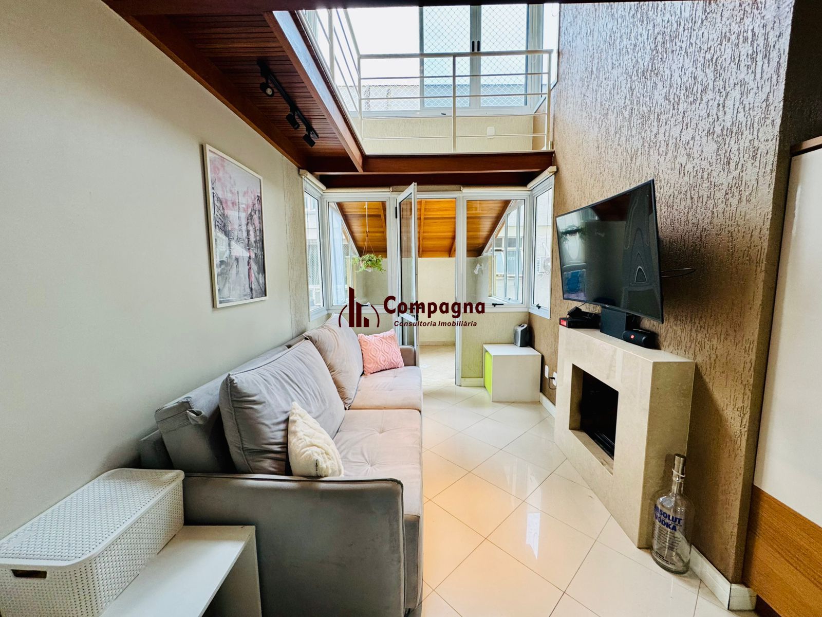 Duplex na Bela Vista, 2 dormitórios com espaço para home office, lareira e 2 vagas