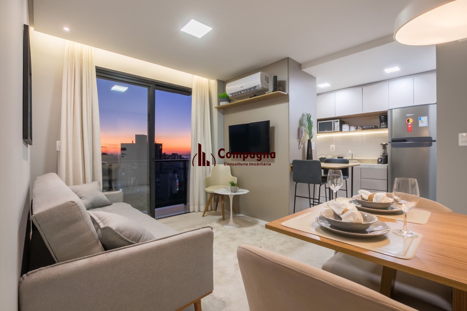 Apartamento completamente mobiliado e decorado, sacada, churrasqueira e vaga, com vista! — foto 2