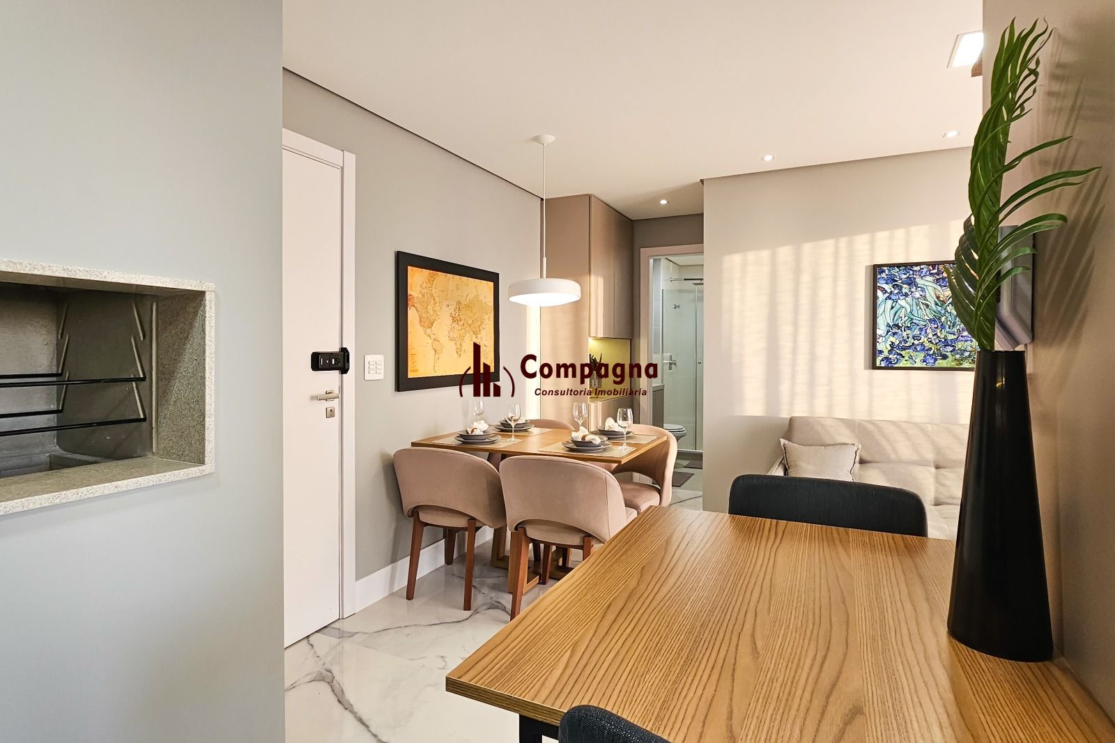 Apartamento completamente mobiliado e decorado, sacada, churrasqueira e vaga, com vista! — foto 3