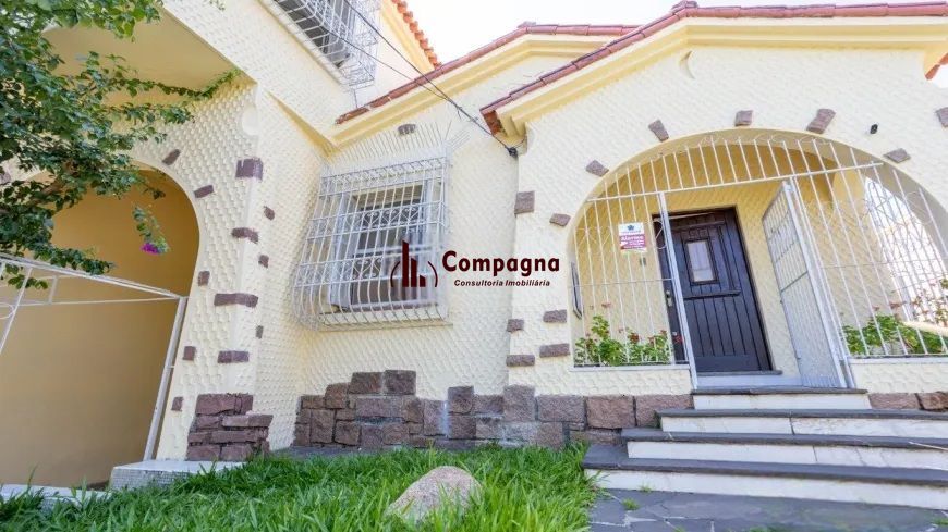 Casa Ampla com Pátio e Excelente Localização no Petrópolis