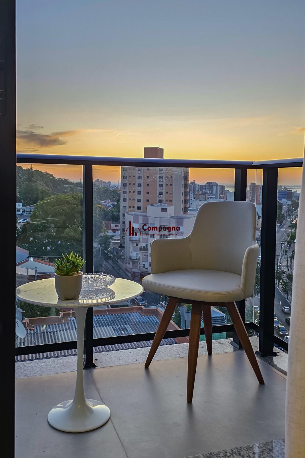 Apartamento completamente mobiliado e decorado, sacada, churrasqueira e vaga, com vista!