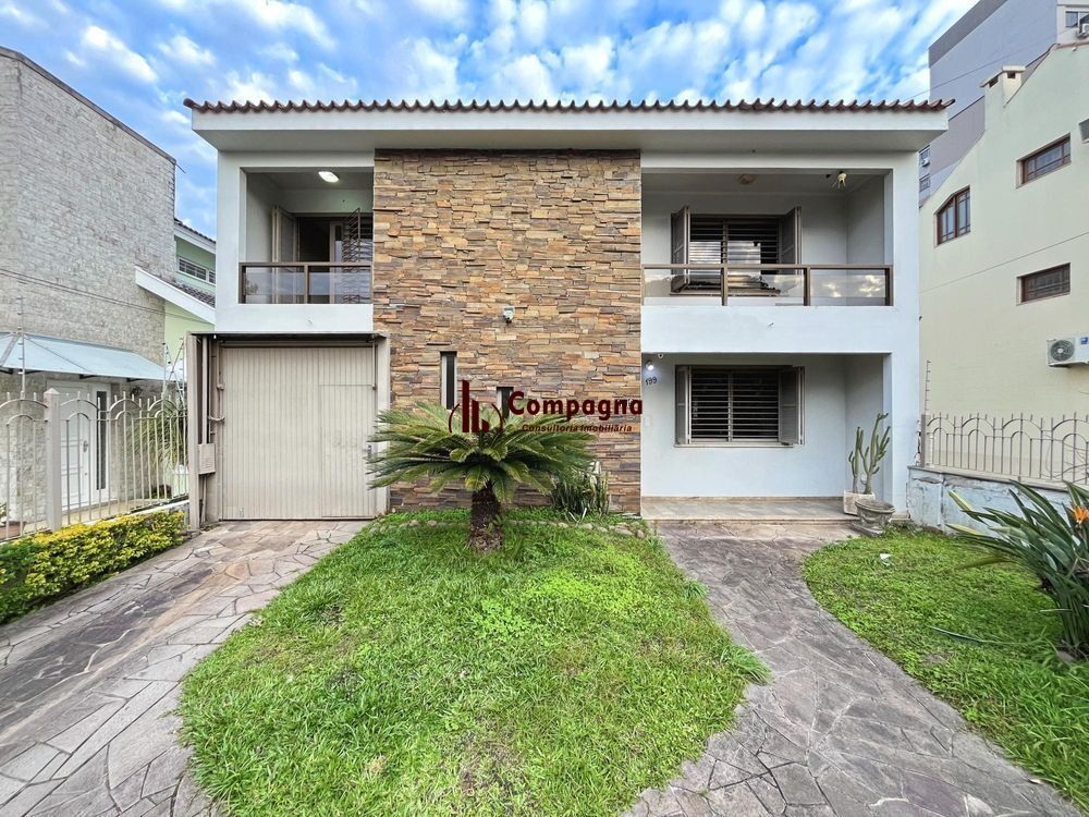 Casa ampla com piscina, adega, quiosque com churrasqueira e casa nos fundos (edícula).