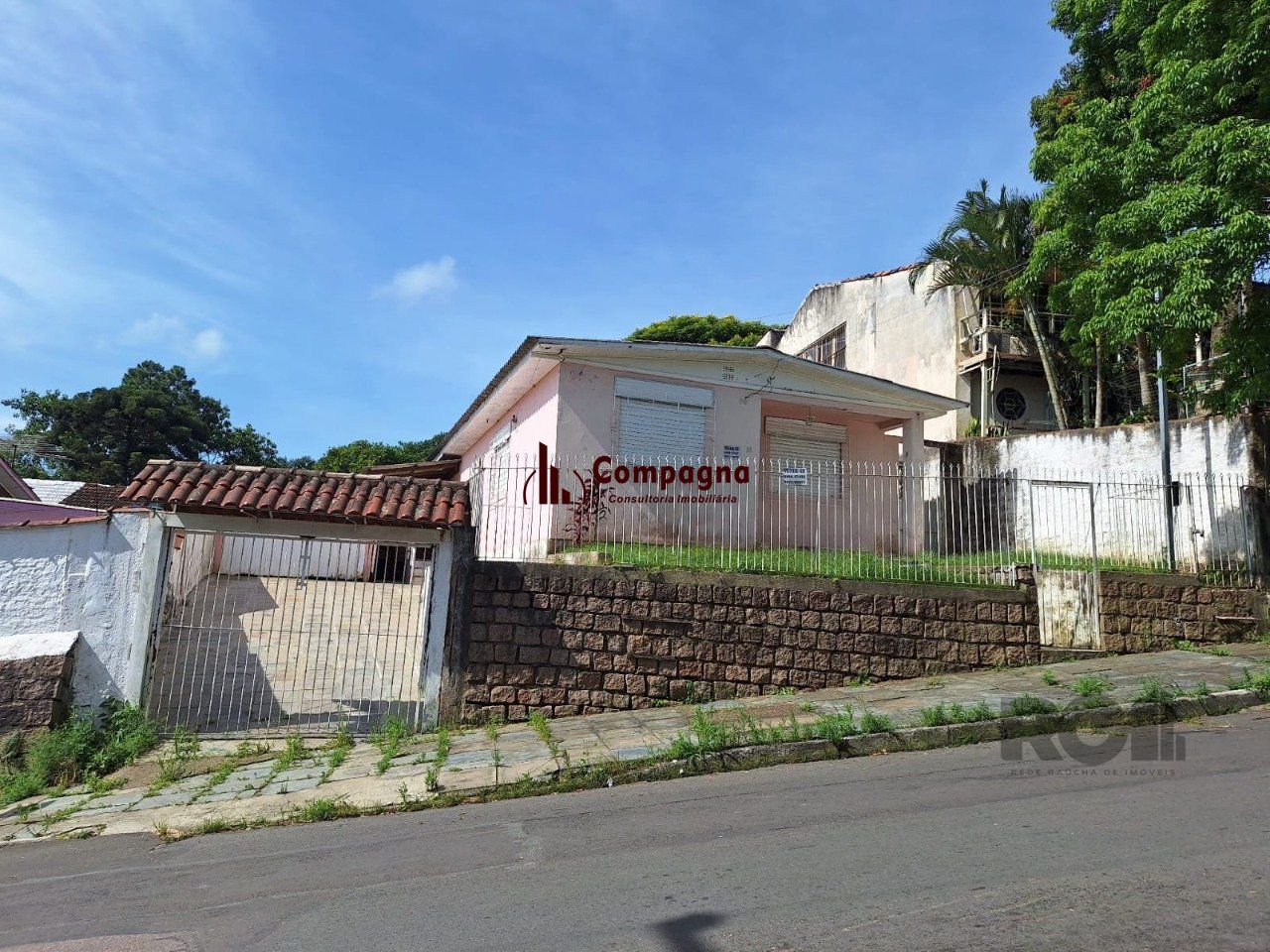 Terreno com casa com 3 quartos, vaga de garagem, no bairro Ipanema, Porto Alegre/RS