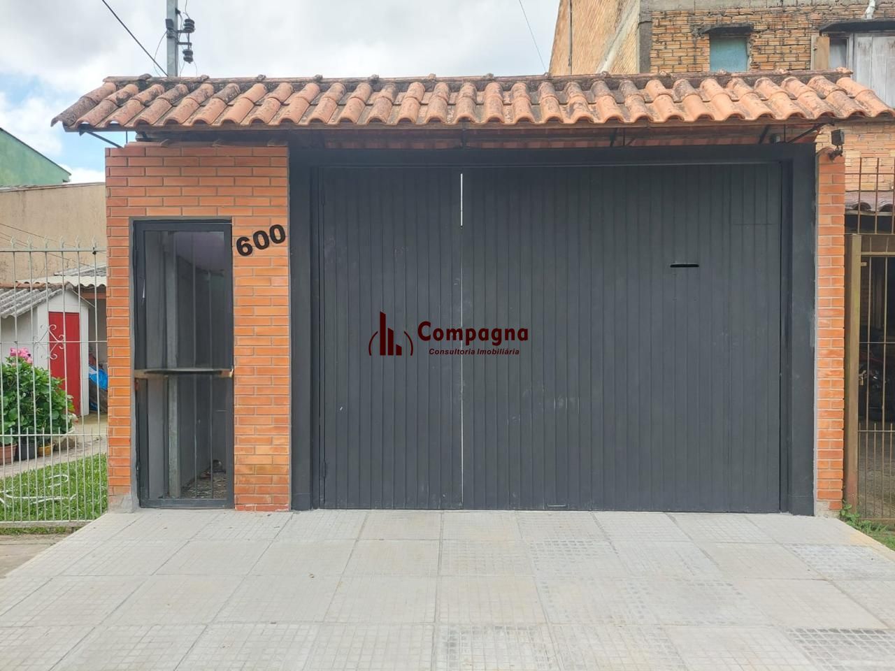 Casa mobiliada dois dormitórios e vaga no bairro  Hipica.