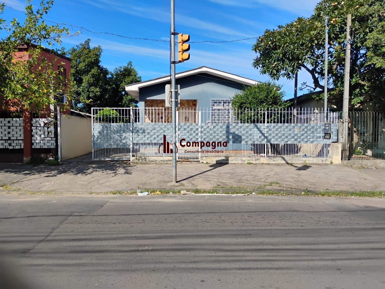 Casa térrea 3 dormitórios, 2 vagas cobertas as demais descobertas bairro cristal — foto 2