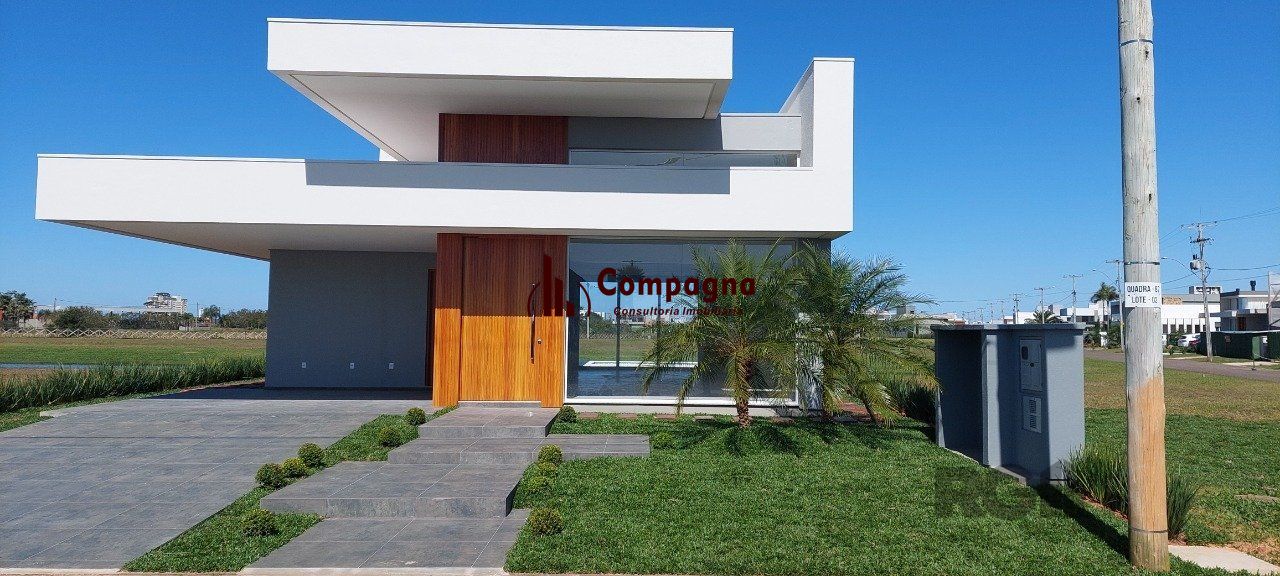 Casa em condomínio com 3 dormitórios, sendo todos suítes em Torres