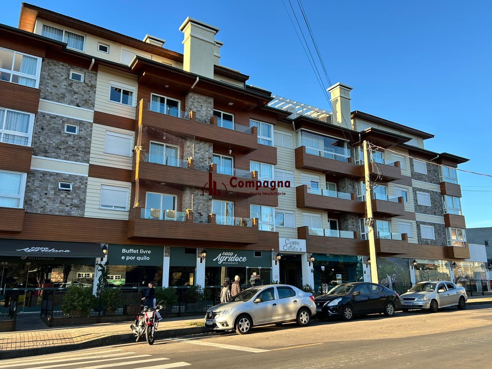 Lindo Apto mobiliado 2 dorm suíte box duplo na rua coberta no coração de Canela — foto 2