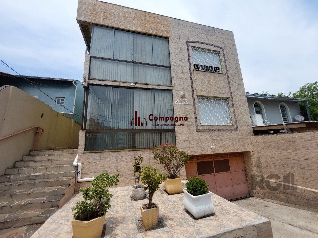 APTO 02 DORMITÓRIOS AMPLAS PEÇAS - 01 VAGA ESCRITURADA NO BAIRRO TRISTEZA