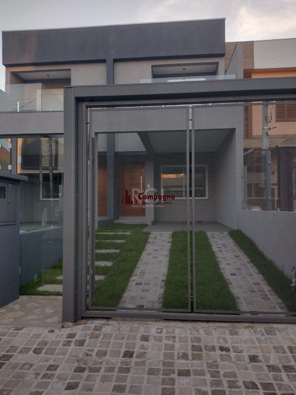 Casa 3 dormitórios, sendo 1 suites, 2 vagas - Guarujá, Porto Alegre RS