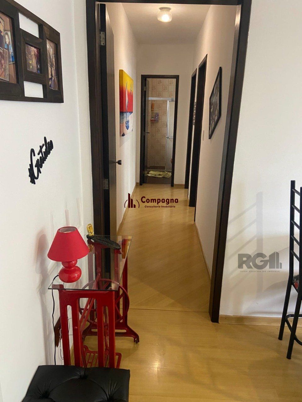 Apartamento de 2 dormitórios, sala, cozinha, banheiro, área de serviço com vaga de garagem escriturada e coberta — foto 3