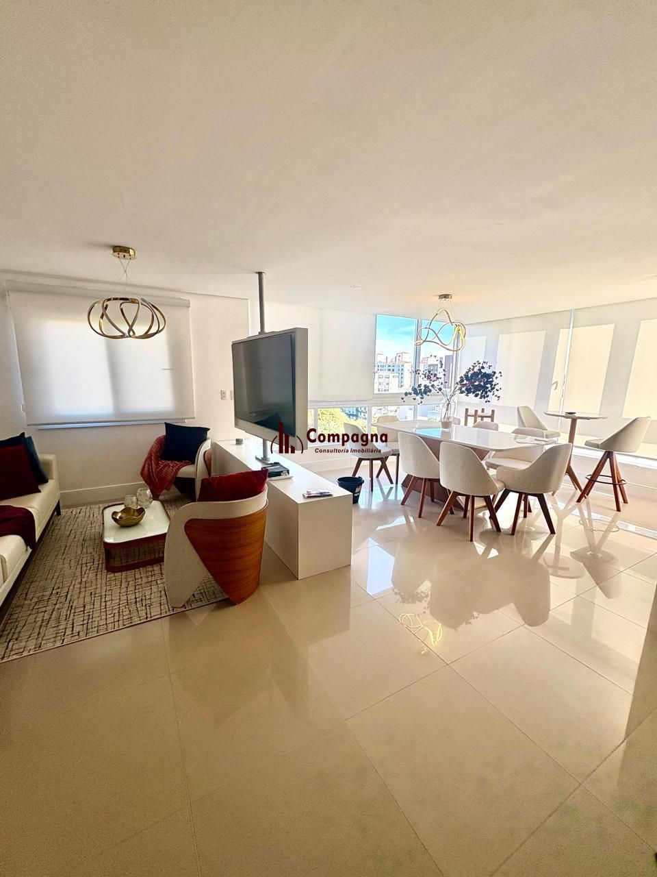 Apartamento à venda no Bairro Tristeza – Mobiliado. Lindo apartamento de 3 dormitórios, transformado em 2 dormitorios, sendo 1 suíte, com excelente distribuição dos ambientes.