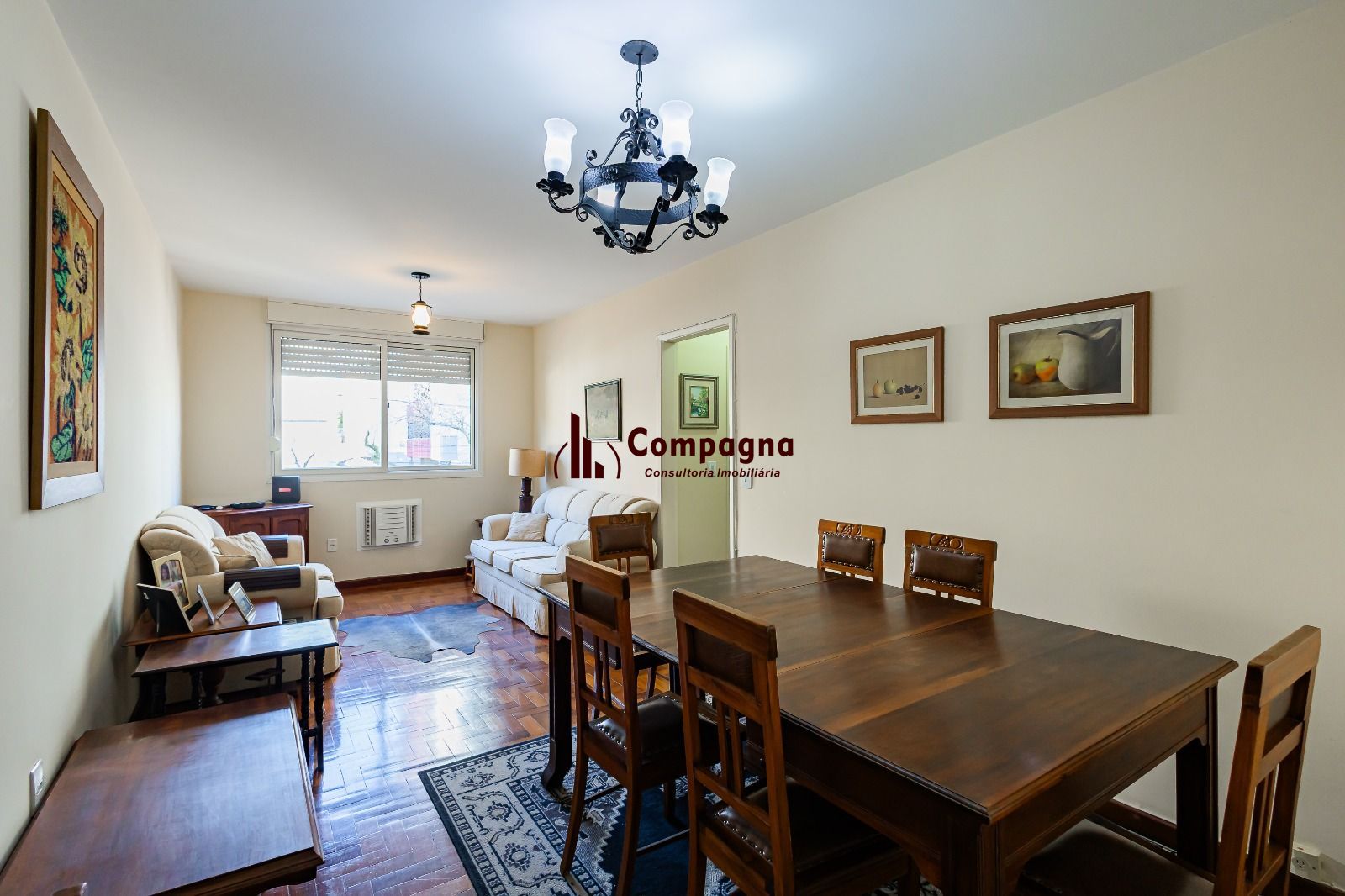 Apartamento a venda com dois dormitorios e vaga coberta no bairro Menino Deus.