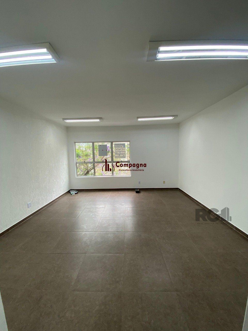 Sala comercial no bairro Navegantes, Porto Alegre/RS
