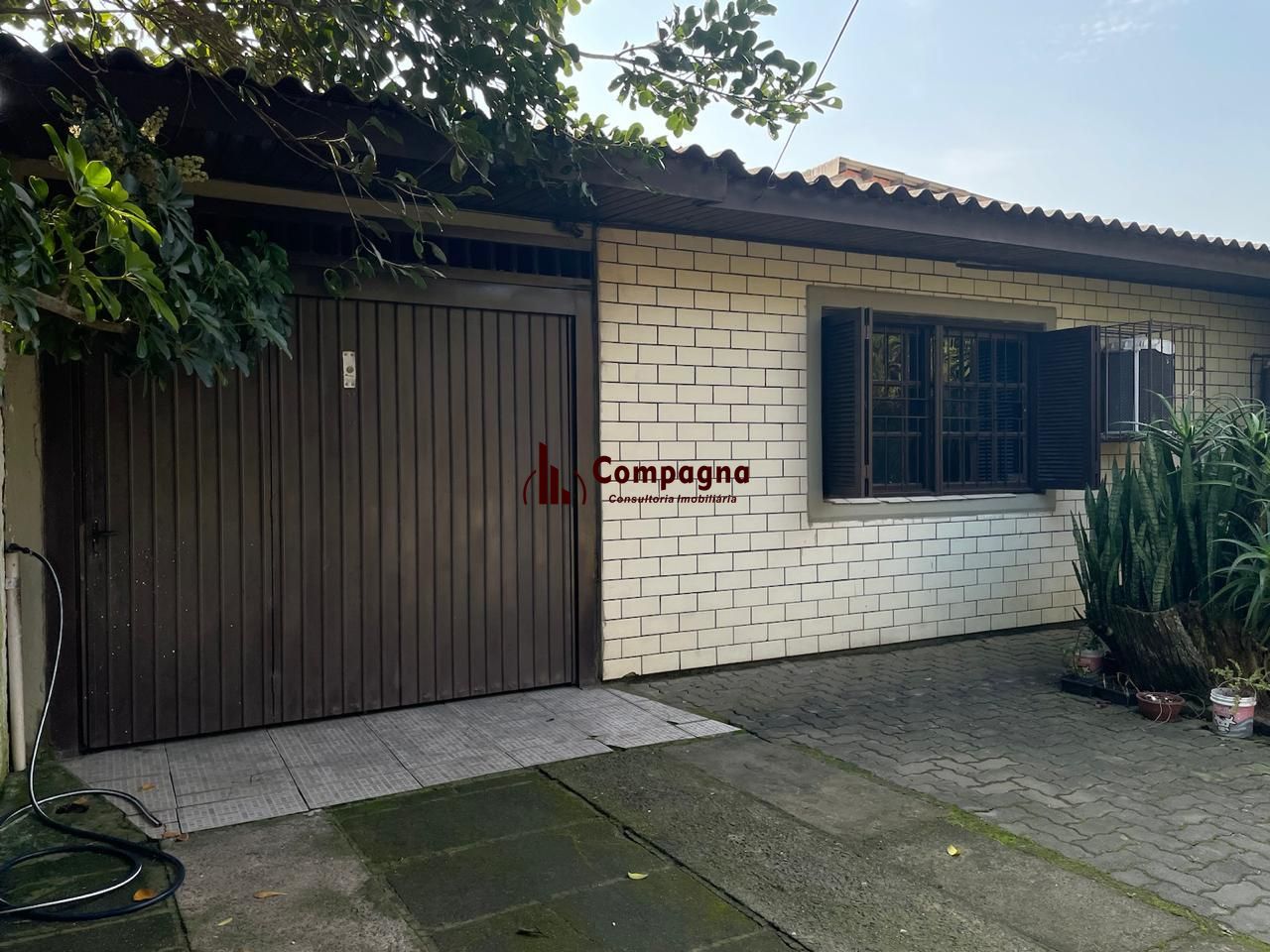 Casa com 3 dormitórios e edicula para venda e locação no bairro Belém Novo
