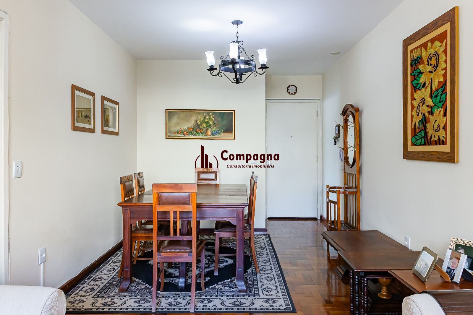 Apartamento a venda com dois dormitorios e vaga coberta no bairro Menino Deus. — foto 2