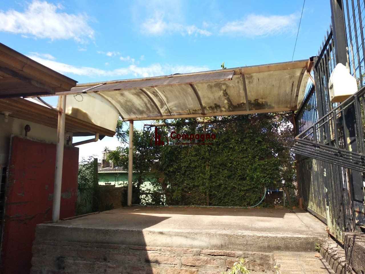 Casa 2 dormitórios, sala, banheiro garagem coberta, terreno 694m² bairro Camaquã, Porto Alegre/RS