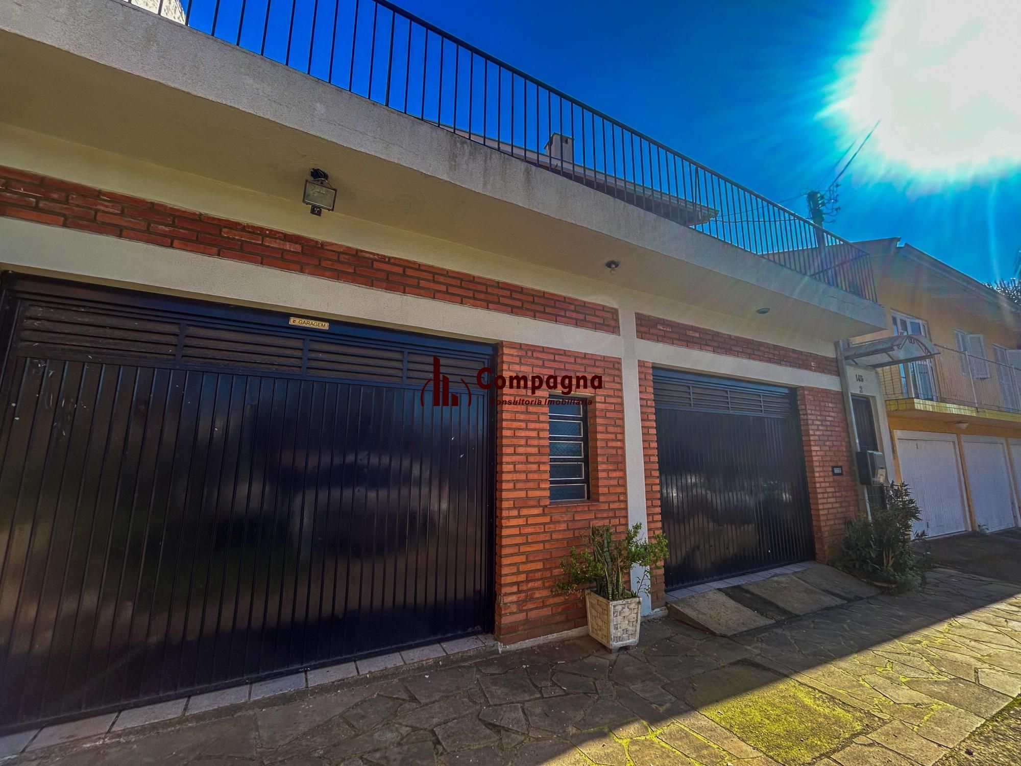 CASA 03 dormitórios, 01 suíte, terraço, pátio, garagens cobertas na VILA NOVA - ótima localização