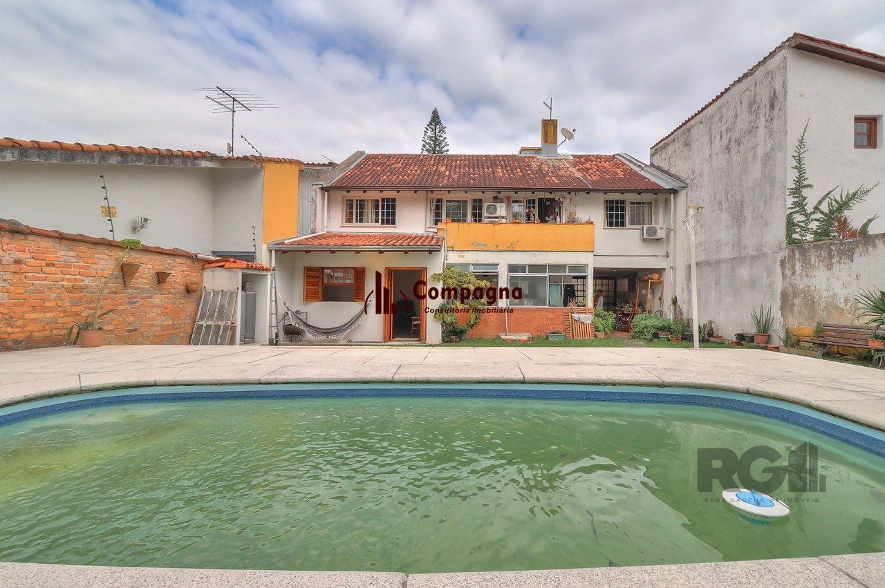 Casa a venda composta de 4 dormitórios no bairro Jardim Isabel em Porto Alegre