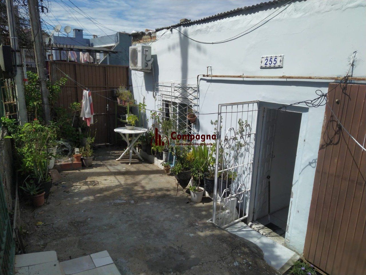 Casa com 5 dormitórios no bairro Jardim Carvalho — foto 2