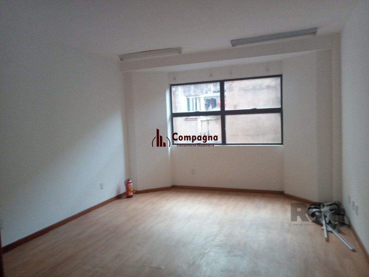 SALA COMERCIAL DESOCUPADA, NO BAIRRO CENTRO HISTÓRICO, EM PORTO ALEGRE, RS — foto 2