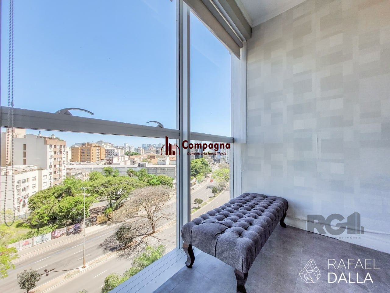 Sala comercial na Rua Loureiro da Silva, no bairro Cidade Baixa, pronta para atender às necessidades do seu negócio. — foto 2