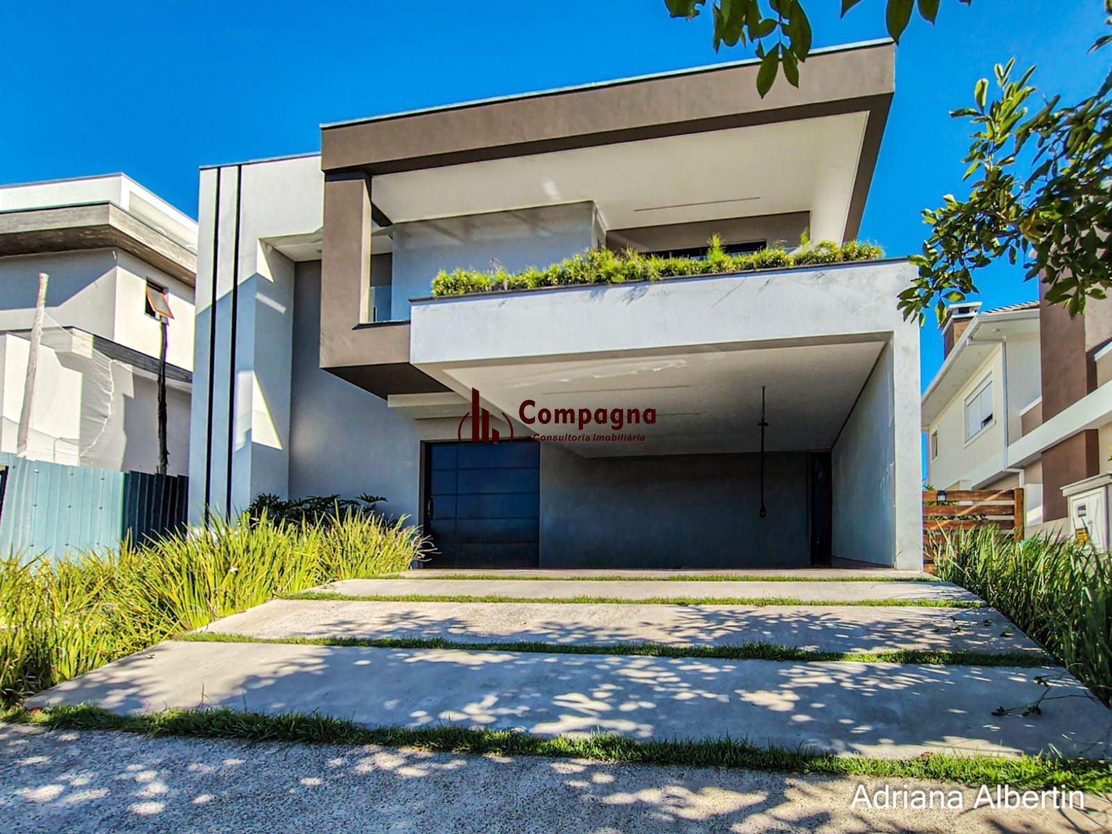 Casa com 345m², piscina e vista para o Guaiba