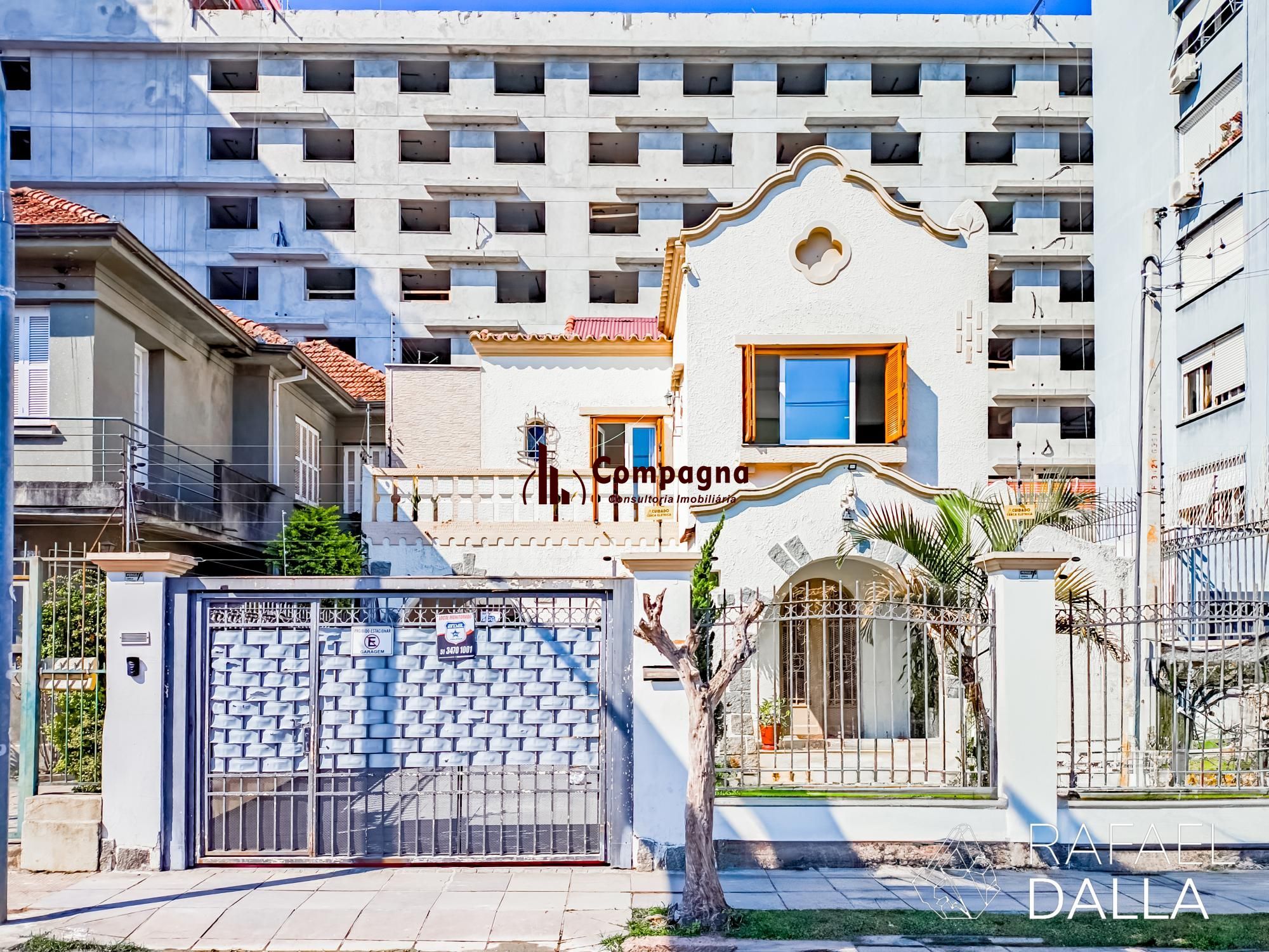 Casa com piscina e 5 vagas em frente ao Zaffari na Luiz Afonso