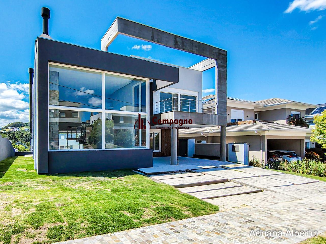 Casa em Alphaville com 3 suítes e pátio amplo