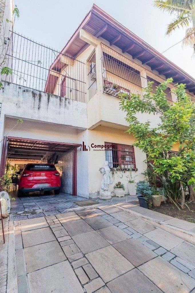 Sobrado de 215m² - 4 dormitórios, 5 vagas no bairro Passo das Pedras