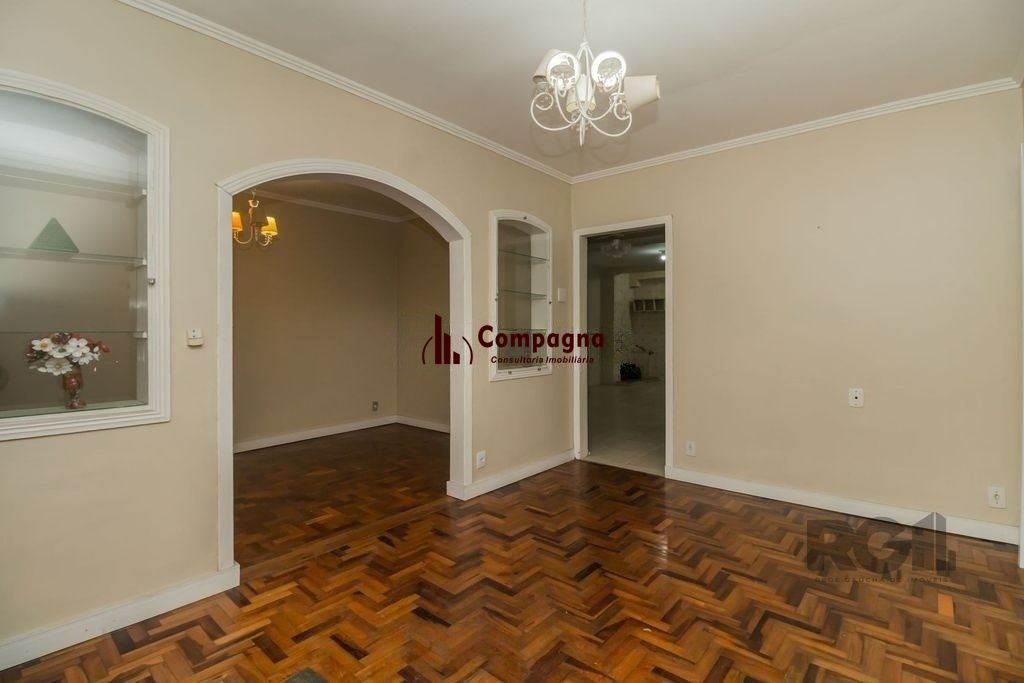 Excelente casa de 389,53m² com 8 dormitórios e 3 vagas.