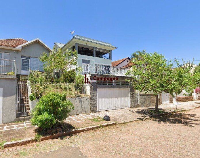 Casa com 167m², 4 dormitórios, 2 suítes, 2 vagas no bairro Santa Tereza