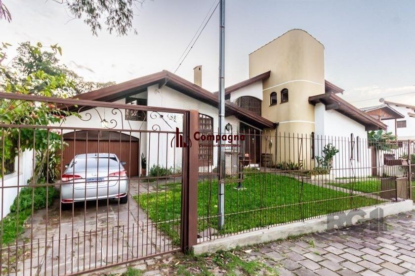 Casa 303m² - 4 dormitórios, 2 vagas no bairro Santo Antônio