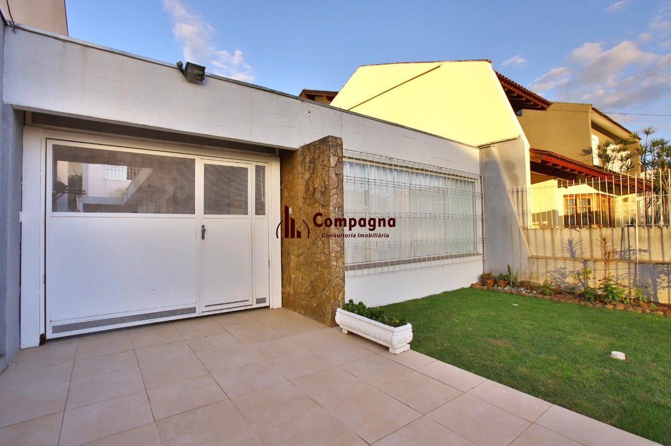 Casa com Edícula nos fundos, total de 5 dormitórios no Bairro gloria.