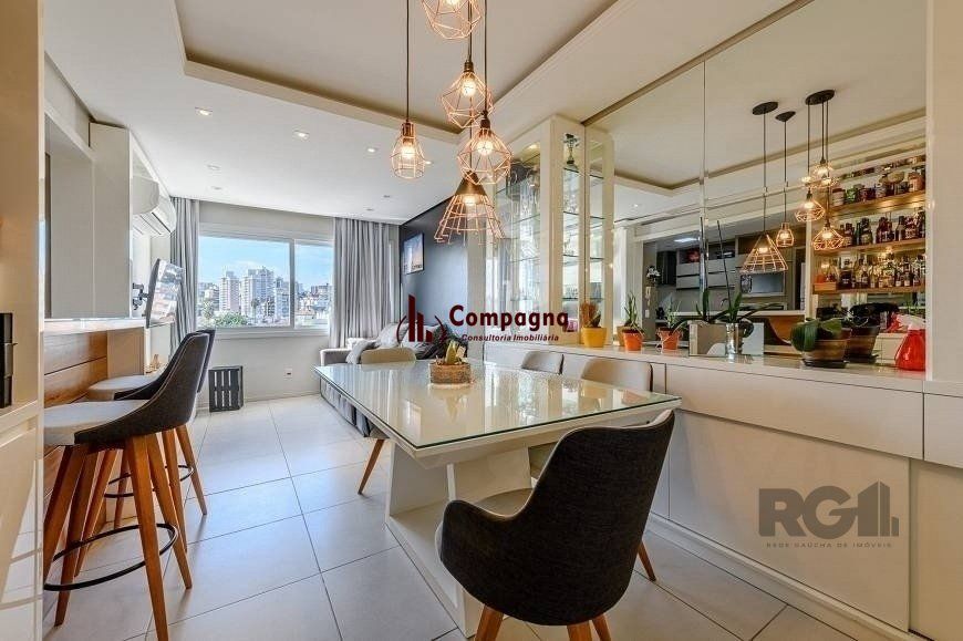 Apartamento 68 m² mobiliado, 2 dormitórios, sendo 1 suíte e 1 vaga.