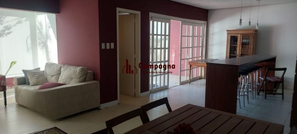Sobrado com, 3 quartos sendo 1 suíte com hidro, no bairro Glória.