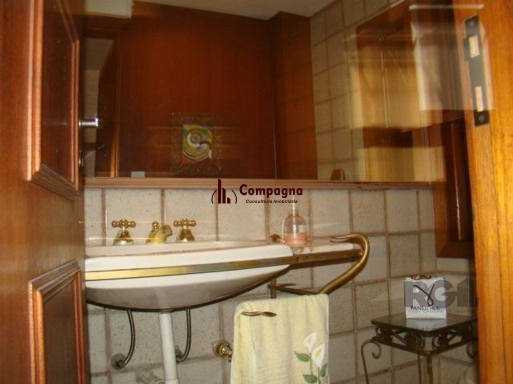 Casa de 370m² - 4 dormitórios, 2 suítes e 4 vagas de garagem no bairro Espírito Santo — foto 4