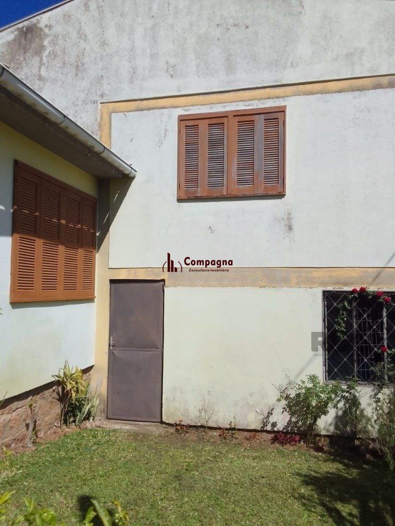 Casa de 4 quartos com 243,58m² no Bairro Lomba do Pinheiro — foto 2
