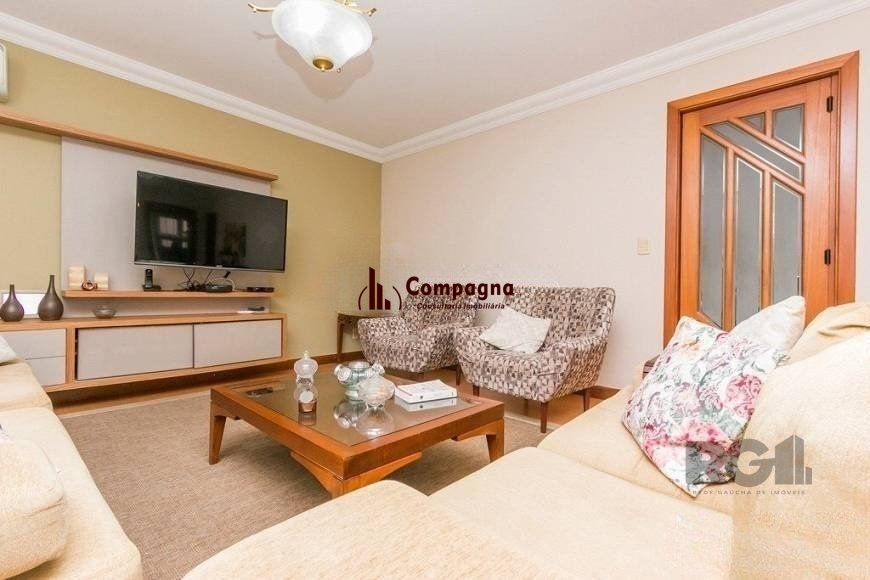 Casa de 380m² - 4 dormitórios, 2 suítes, 4 vagas no bairro Bom Jesus