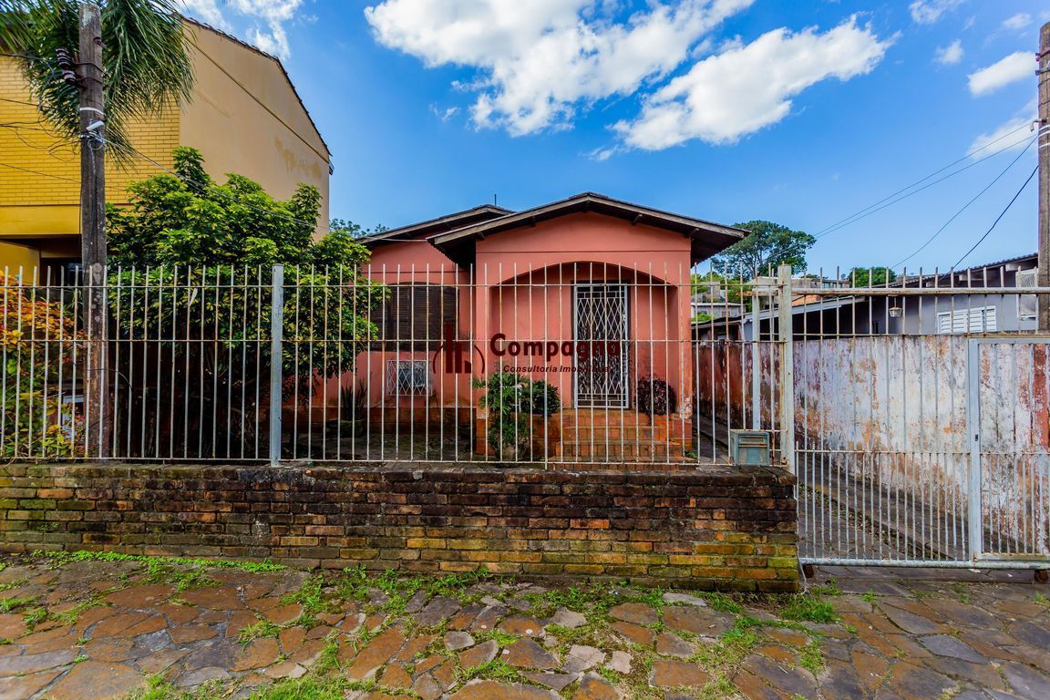 Casa de 3 dormitórios  no Bairro Vila Jardim - Porto Alegre