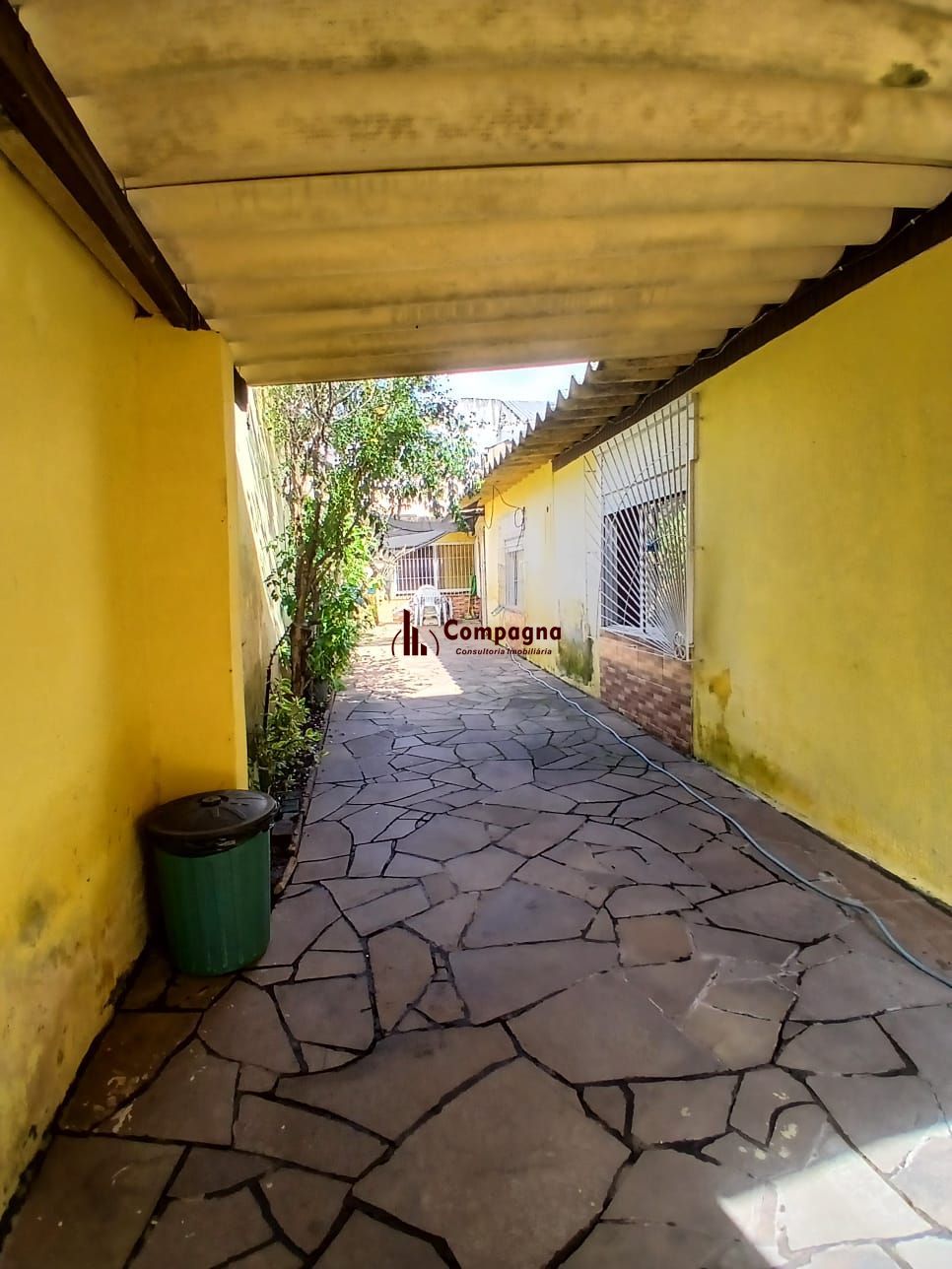 Ampla casa com patio no bairro Rubem Berta . — foto 3